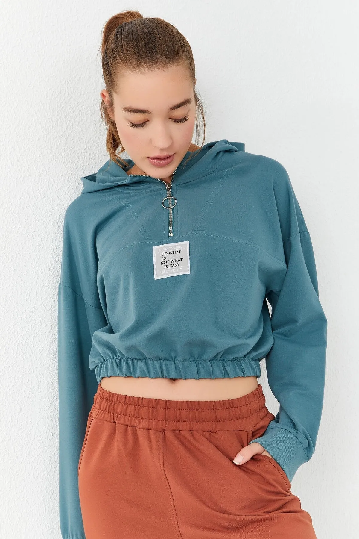 beli büzgülü kapüşonlu yarim fermuarli rahat form kadin crop top sweatshirt - 97155