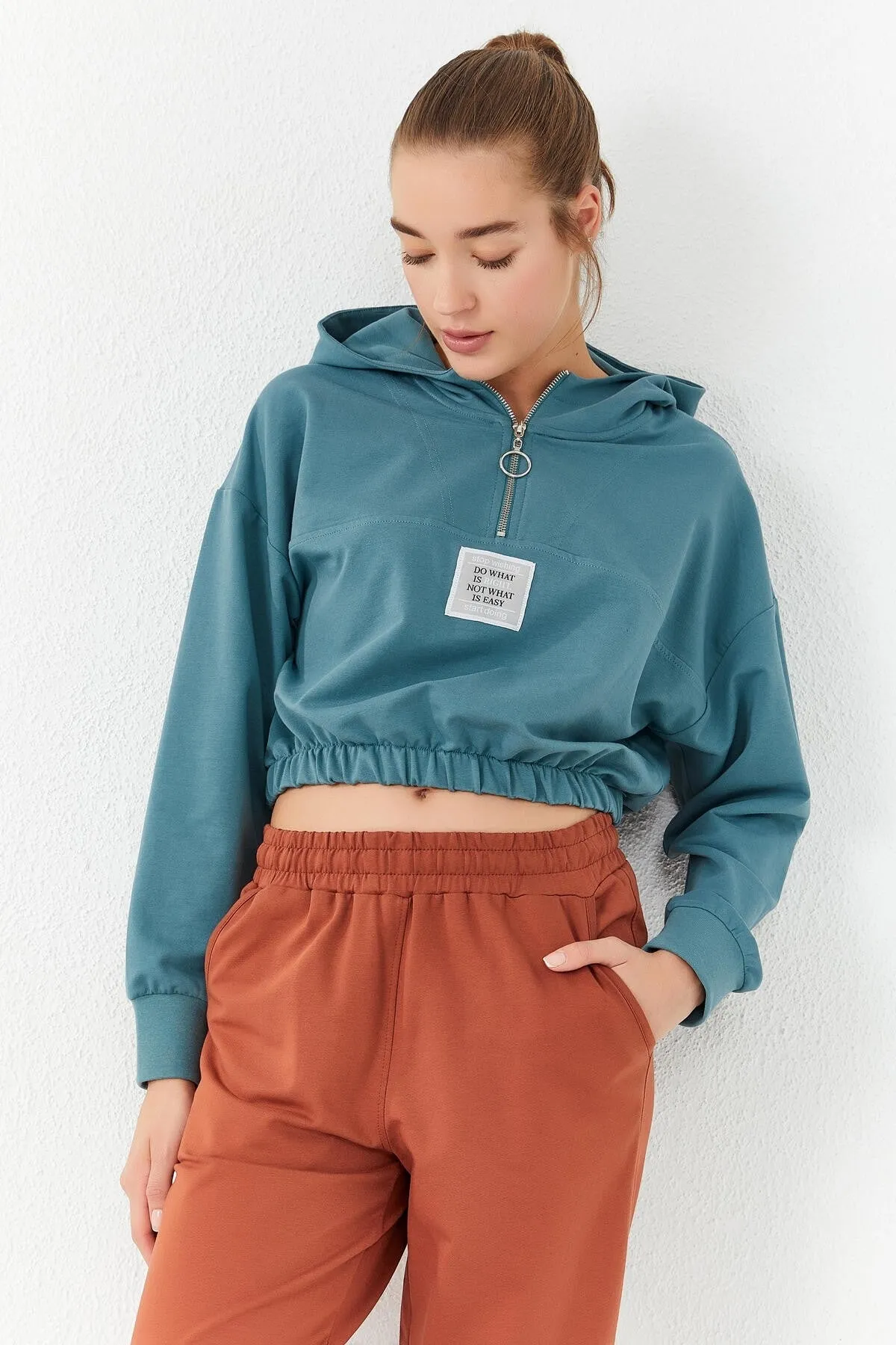 beli büzgülü kapüşonlu yarim fermuarli rahat form kadin crop top sweatshirt - 97155